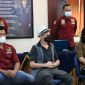 WNA asal Kanada yang akan dideportasi dari Bali dalam konferensi pers di Kantor Kemenkumham Bali, di Denpasar. /Instagram.com/@kanwilbali