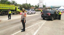Kegiatan penyekatan larangan mudik Lebaran 2021 di KM 31 Gardu Tol Cikupa. /Instagram.com/@tmcpoldametro
