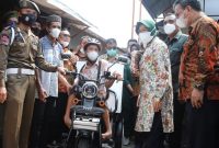 Kementerian Sosial menyerahkan bantuan Layanan Asistensi Rehabilitasi Sosial (ATENSI) Penyandang Disabilitas kepada Gading Oga Saputra. /Instagram.com/@kemensosri
