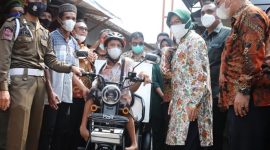 Kementerian Sosial menyerahkan bantuan Layanan Asistensi Rehabilitasi Sosial (ATENSI) Penyandang Disabilitas kepada Gading Oga Saputra. /Instagram.com/@kemensosri
