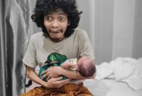 Entrepreneur dan motivator Raden Wisnugroho bersama anak bungsunya. /Facebook.com/Wisnugroho