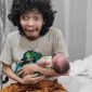 Entrepreneur dan motivator Raden Wisnugroho bersama anak bungsunya. /Facebook.com/Wisnugroho