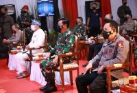 Kapolri Jenderal Listyo Sigit Prabowo didampingi Panglima TNI Marsekal Hadi Tjahjanto saat meluncurkan layanan darurat atau Hotline 110. /Dok. Wdo