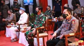 Kapolri Jenderal Listyo Sigit Prabowo didampingi Panglima TNI Marsekal Hadi Tjahjanto saat meluncurkan layanan darurat atau Hotline 110. /Dok. Wdo