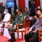 Kapolri Jenderal Listyo Sigit Prabowo didampingi Panglima TNI Marsekal Hadi Tjahjanto saat meluncurkan layanan darurat atau Hotline 110. /Dok. Wdo