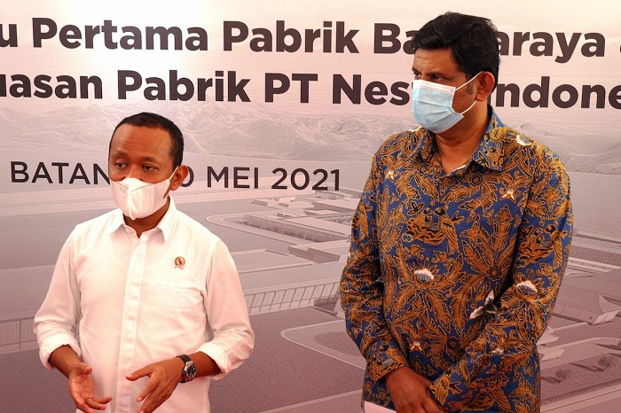 Menteri Investasi Republik Indonesia Bahlil Lahadalia dan Presiden Direktur PT Nestlé Indonesia Ganesan Ampalavanar. /Dok. Nestle Indonesia
