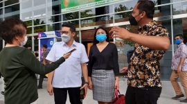 Tim kuasa hukum Fara Luwia, Rio Harika (kemeja putih) dan Melky Pranata Koedoeboen (kemeja batik). /Dok. Ferry