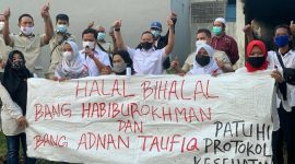 Bang Habiburokhman (anggota DPR-RI) dan Bang Adnan Taufiq berkeliling menyapa warga Kebon Manggis dan membagikan bantuan. /Dok. Igor Dirgantara