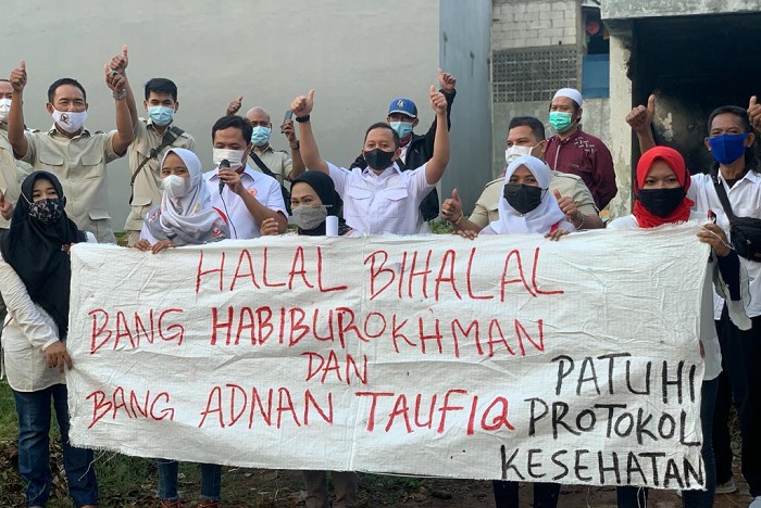 Bang Habiburokhman (anggota DPR-RI) dan Bang Adnan Taufiq berkeliling menyapa warga Kebon Manggis dan membagikan bantuan. /Dok. Igor Dirgantara