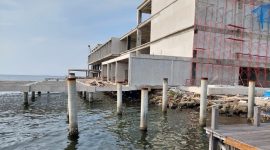 Bibir pantai di Perumahan Pantai Mutiara diurug untuk pembangunan gedung Indonesia Navy Club milik pengusaha RBT, padahal kawasan itu adalah zona terbuka biru bibir pantai Perumahan Pantai Mutiara, Jakarta Utara. /Dok
Ferry Edyanto
