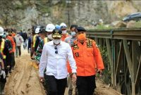 Gubernur Sumatera Utara Edy Rahmayadi saat meninjau lokasi tanah longsor di Tapanuli Selatan, Sumatera Utara, Minggu, 2 Mei 2021. /Instagram.com/@satgaspb_provsu