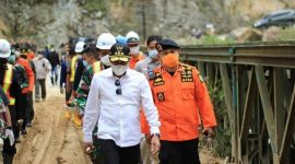 Gubernur Sumatera Utara Edy Rahmayadi saat meninjau lokasi tanah longsor di Tapanuli Selatan, Sumatera Utara, Minggu, 2 Mei 2021. /Instagram.com/@satgaspb_provsu