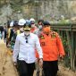 Gubernur Sumatera Utara Edy Rahmayadi saat meninjau lokasi tanah longsor di Tapanuli Selatan, Sumatera Utara, Minggu, 2 Mei 2021. /Instagram.com/@satgaspb_provsu