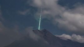 Fenomena kilatan cahaya yang menjulang ke langit di sekitar gunung Merapi kemungkinan berasal dari batu meteor yang jatuh ke bumi dan mengeluarkan cahaya kehijauan yang berasal dari unsur magnesium yang terkanduang dalam meteor tersebut. /Instagram.com/@gunarto_song
