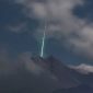Fenomena kilatan cahaya yang menjulang ke langit di sekitar gunung Merapi kemungkinan berasal dari batu meteor yang jatuh ke bumi dan mengeluarkan cahaya kehijauan yang berasal dari unsur magnesium yang terkanduang dalam meteor tersebut. /Instagram.com/@gunarto_song
