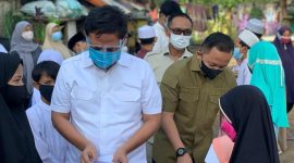 Habiburokhman bersama Adnan Taufiq saat berbagi santunan dan sembako di Kelurahan Pulogadung. Dok. Igor Dirgantara