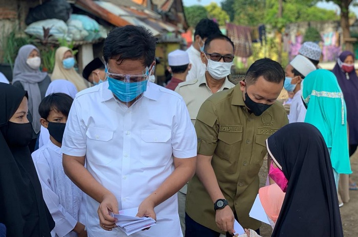 Habiburokhman bersama Adnan Taufiq saat berbagi santunan dan sembako di Kelurahan Pulogadung. Dok. Igor Dirgantara