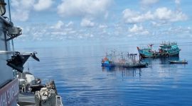 Kapal perang TNI Angkatan Laut KRI Sultan Thaha Syaifudin-376 (KRI STS-376) berhasil menyelamatkan 27 Anak Buah Kapal (ABK) KM. Sinar Mas terbakar di Laut Natuna Utara, Sabtu pagi, 15 Mei 2021. /Dok. Tnial.mil.id
