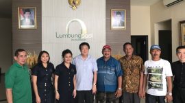 Fara Luwia dan Chairman and CEO of Wilmar International Kuok Kun Hong di pabrik Lumbung Padi Indonesia, Mojokerto, Jawa Timur pada Agustus 2017. /Dok. Lumbung Padi
