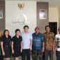 Fara Luwia dan Chairman and CEO of Wilmar International Kuok Kun Hong di pabrik Lumbung Padi Indonesia, Mojokerto, Jawa Timur pada Agustus 2017. /Dok. Lumbung Padi

