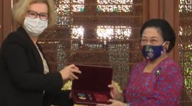 Megawati Soekarnoputri menerima Bintang Jasa Negara untuk Persahabatan (State Order of Friendship) dari Republik Federasi Rusia. /Dok. PDI Perjuangan