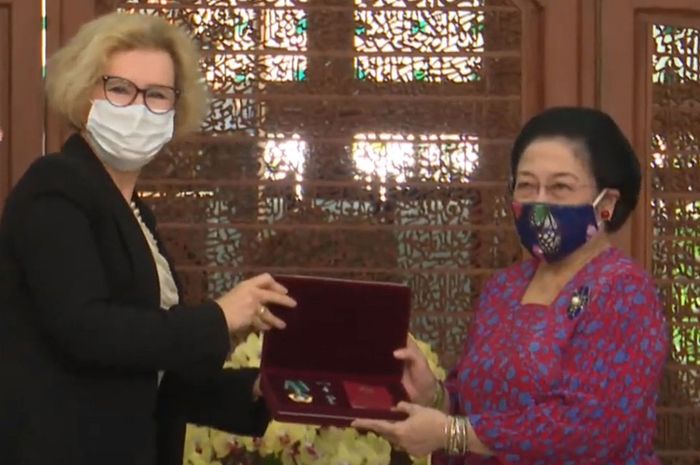 Megawati Soekarnoputri menerima Bintang Jasa Negara untuk Persahabatan (State Order of Friendship) dari Republik Federasi Rusia. /Dok. PDI Perjuangan