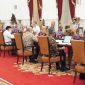Presiden Jokowi didampingi Wapres Ma’ruf Amin memimpin Rapat Terbatas mengenai Hilirisasi Ekonomi Digital, di Istana Merdeka, Jakarta, Kamis 10 Juni 2021. /Instagram.com/@sekretariat.kabinet