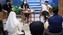 Menteri Koperasi dan UKM Teten Masduki dan Staf Khusus Presiden RI Putri Tanjung, saat berdiskusi dengan Komunitas Kuliner Bandung. /Dok. Kemenkopukm.go.id
