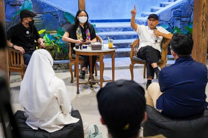 Menteri Koperasi dan UKM Teten Masduki dan Staf Khusus Presiden RI Putri Tanjung, saat berdiskusi dengan Komunitas Kuliner Bandung. /Dok. Kemenkopukm.go.id
