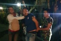SN akhirnya ditangkap oleh Babinsa, Bhabinkamtibmas dan Satpol PP saat bersembunyi. /Dok. Irman