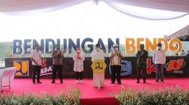 Pengisian air awal Bendungan Bendo, ditandai dengan penekanan tombol sirine oleh Forkopimda Kabupaten Ponorogo. /Dok. Bumn.go.id
