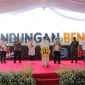 Pengisian air awal Bendungan Bendo, ditandai dengan penekanan tombol sirine oleh Forkopimda Kabupaten Ponorogo. /Dok. Bumn.go.id

