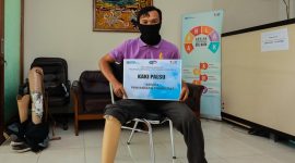 PT TWC menyerahkan tiga kaki palsu kepada dua penyandang disabilitas. /Dok. Bumn.go.id
