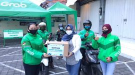 Pelindo memberikan 1.000 paket sembako gratis kepada para pengemudi angkutan umum dan angkutan daring di Denpasar. /Dok. Bumn.go.id
