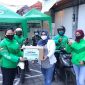 Pelindo memberikan 1.000 paket sembako gratis kepada para pengemudi angkutan umum dan angkutan daring di Denpasar. /Dok. Bumn.go.id
