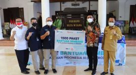 Pelindo III membagikan 1.500 paket sembako bagi masyarakat terdampak di Kabupaten Sidoarjo, Jawa Timur. /Dok. Bumn.go.id
