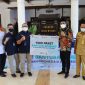 Pelindo III membagikan 1.500 paket sembako bagi masyarakat terdampak di Kabupaten Sidoarjo, Jawa Timur. /Dok. Bumn.go.id

