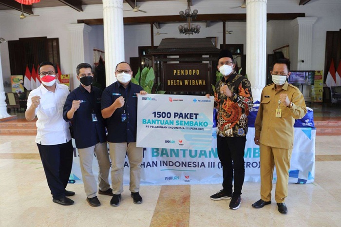 Pelindo III membagikan 1.500 paket sembako bagi masyarakat terdampak di Kabupaten Sidoarjo, Jawa Timur. /Dok. Bumn.go.id
