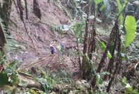 BPBD Kabupaten Gianyar juga menginformasikan satu warga luka berat dan dua warga selamat dari tanah longsor terjadi di Kabupaten Gianyar, Provinsi Bali. (Dok. BPBD Kabupaten Gianyar)
