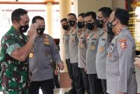 Kapolri Jenderal Polisi Drs. Listyo Sigit Prabowo menyambut kunjungan Panglima TNI Jenderal TNI Andika Perkasa. /Instagram.com/@divisihumaspolri