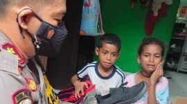 Kapolres Bau-Bau, Rio mengunjungi rumah Nadia dan Riski memberikan sepatu baru sehingga kini kakak adik itu harus bergantian sepatu saat sekolah.. /Instagram.com/@uncle_teebob