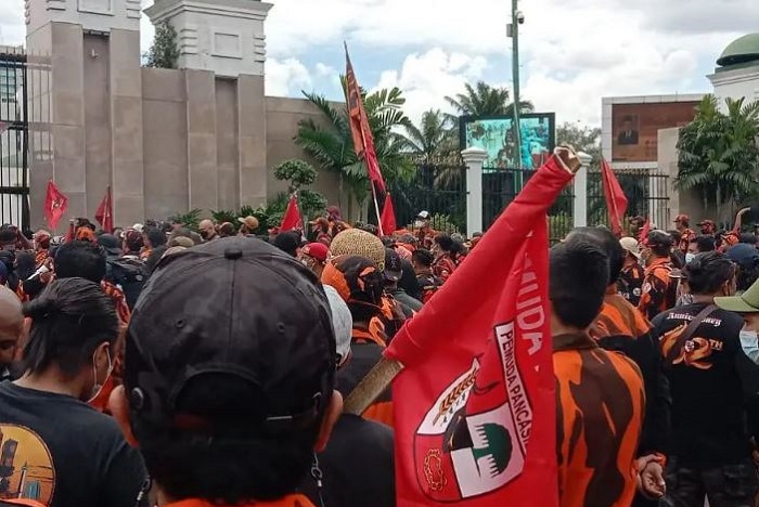 Aksi unjuk rasa yang dilakukan ormas Pemuda Pancasila. /Instagram.com/@relawanppdki