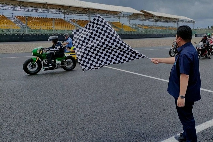 Presiden Jokowi jajal Sirkuit Mandalika, Menteri BUMN Erick Thohir bertindak sebagai yang melepas start. /Instagram.com/@erickthohir