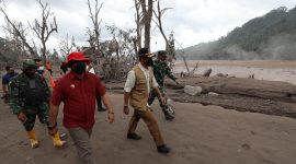 Kepala BNPB Letjen TNI Suharyanto meninjau lokasi terdampak awan panas guguran Gunung Semeru. /Dok. BNPB