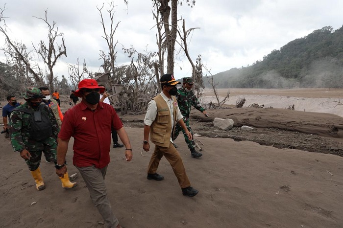 Kepala BNPB Letjen TNI Suharyanto meninjau lokasi terdampak awan panas guguran Gunung Semeru. /Dok. BNPB