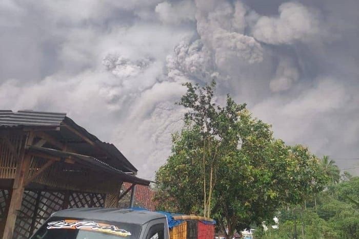 Gunung Semeru di Kabupaten Lumajang, Jawa Timur meletus. /Instagram.com/@magelang_raya