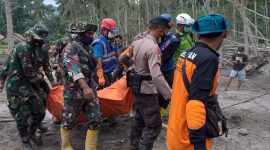 Petugas mengevakuasi korban akibat erupsi Gunung Semeru di Kabupaten Lumajang. (Dok. lumajangkab.go.id)
