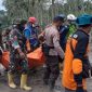 Petugas mengevakuasi korban akibat erupsi Gunung Semeru di Kabupaten Lumajang. (Dok. lumajangkab.go.id)
