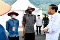 Presiden Joko Widodo sedang berdialog dengan para petani. /Dok. Sekretariat Presiden/Laily Rachev 