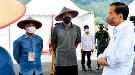 Presiden Joko Widodo sedang berdialog dengan para petani. /Dok. Sekretariat Presiden/Laily Rachev 
